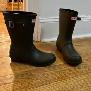 Hunter rain boots. Olive green. Womens US size 7.
